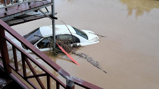 폭우가 내린 10일, 전북 완주군 운주면 완창리의 장선천이 범람하면서 주변 마을이 침수돼 있다. <사진=연합뉴스>